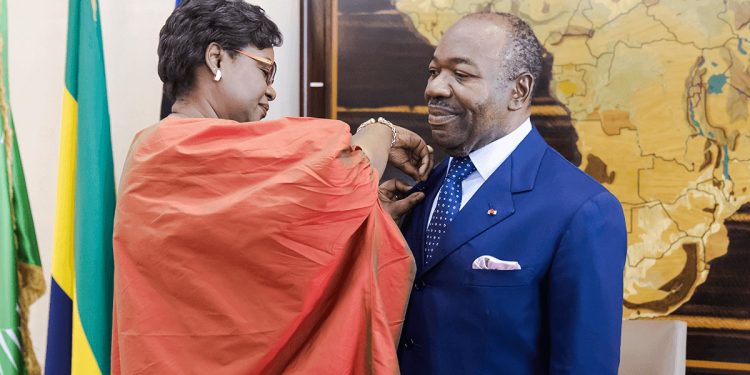 Ali Bongo Ondimba reçoit des mains Oulimata Sarr, directrice régionale de l’ONU Femmes pour l’Afrique de l’Ouest et du Centre, la distinction «He for She» © Droits réservés