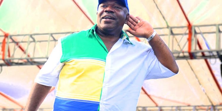 Ali Bongo Ondimba lors de son dernier meeting de campagne au stade Nzang-Ayong de Libreville (Gabon), le 26 août 2016. (STEVE JORDAN / AFP)