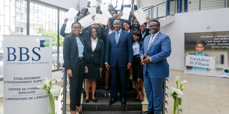 Henri-Claude Oyima posant avec des étudiants de BBS. / D.R