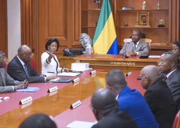 Les membres de la Commission présentant à Ali Bongo le compte rendu du plaidoyer du Gabon à la Haye au sujet de lîle mbanié. / © Présidence de la République