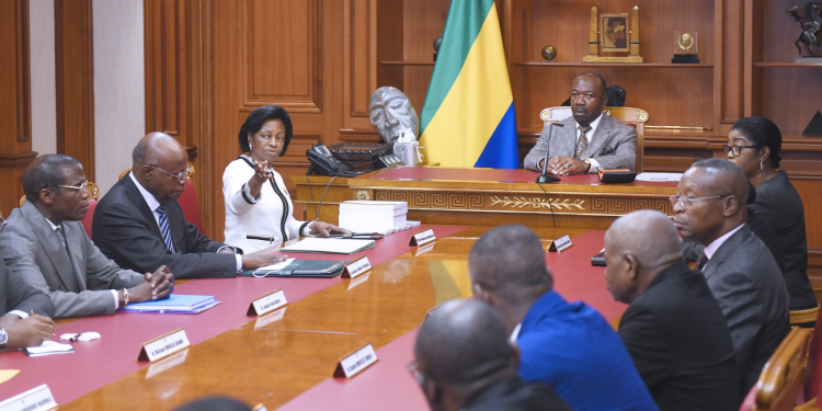 Les membres de la Commission présentant à Ali Bongo le compte rendu du plaidoyer du Gabon à la Haye au sujet de lîle mbanié. / © Présidence de la République