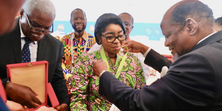 Rose Christiane Ossouka Raponda faite membre d’honneur du « Cités et Gouvernements Locaux Unis d’Afrique. © D.R