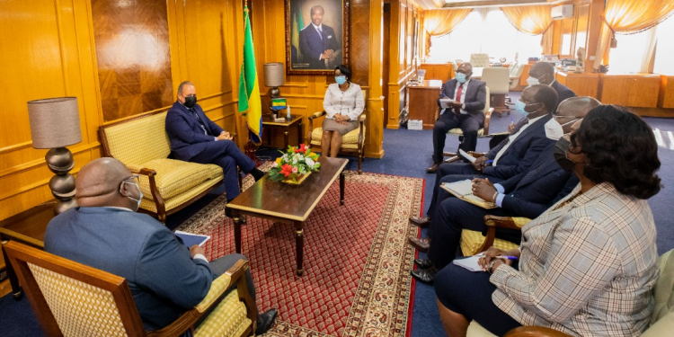 Le Directeur général de la Sucrerie africaine du Gabon (Sucaf-Gabon), Chrisos Longho est allé rencontré le 17 mai 2022, le Chef du gouvernement gabonais, Rose Christiane Ossouka Raponda. / D.R