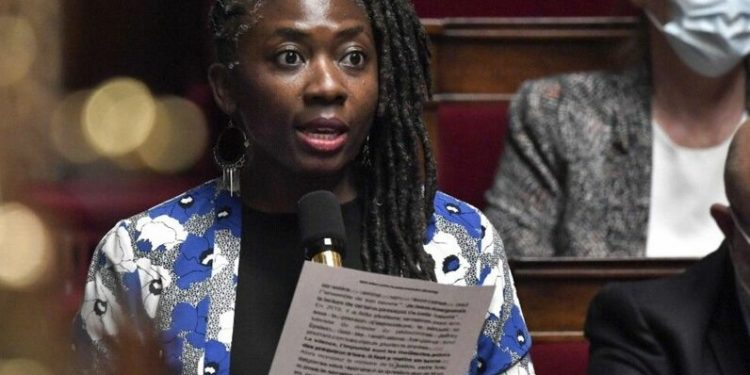 « Une femme politique attaquée, insultée de tous côtés par tous les racistes, toujours debout au combat. Merci aux parisiens ! » Jean-Luc Mélenchon à propos de Danielle Obono. © D.R.