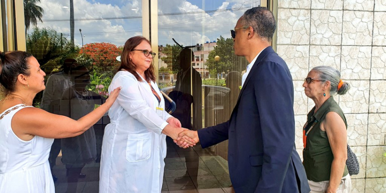 Franck Nguema visitant  à la Havane un laboratoire antidopage, ultra-moderne le 16 juin 2022. © D.R.