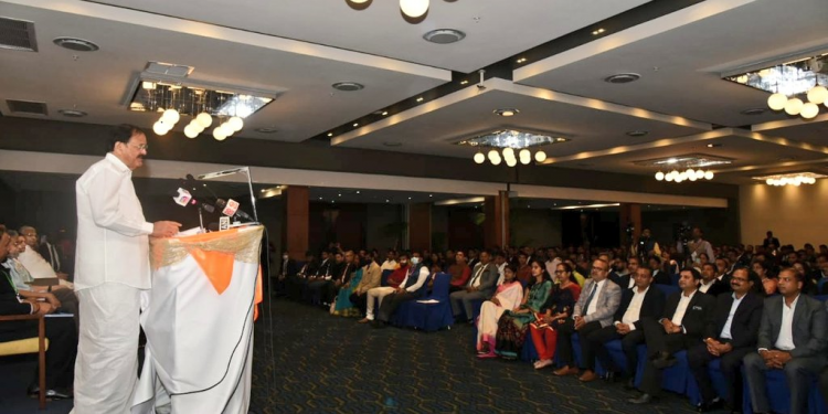 Le 31 mai 2022, Muppavaru Venkaiah Naidu prononçant une allocution face à la diaspora indienne installée au Gabon. © @MEAIndia