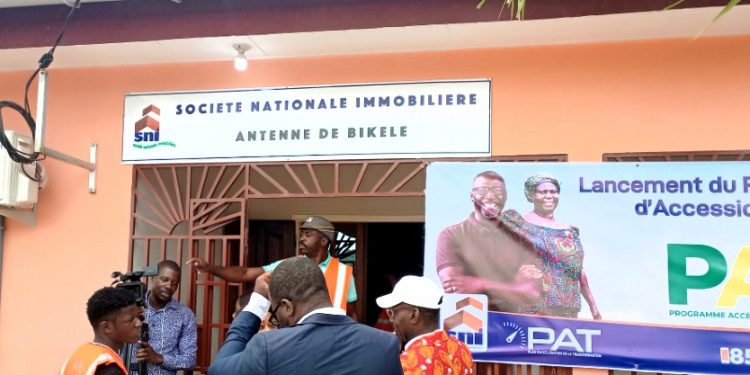 Herman Kamonomono inaugure une nouvelle antenne de la SNI à Bikélé. © Le Confidentiel.