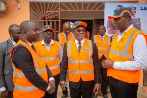 Le le ministre de l’Urbanisme, Olivier Abel NANG EKOMIYE et le Directeur général de la SNI Herman Kamonomono, devant les bureaux de l'antenne SNI de Bikele. © D.R.