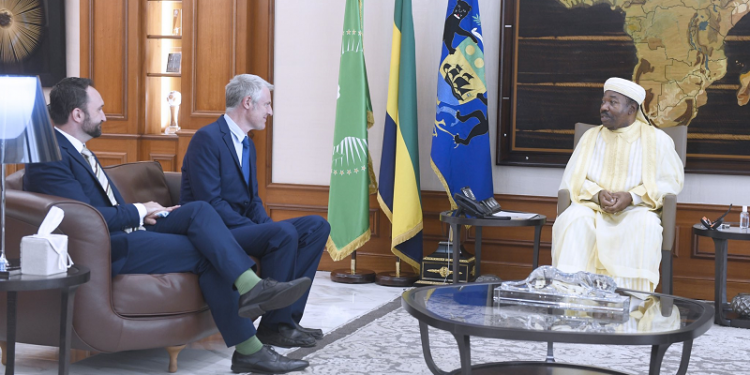 Zac Goldsmith, ministre britannique de l’environnement international, du Climat et des Forêts félicite le Président de la République, Ali Bongo Ondimba. © D.R.