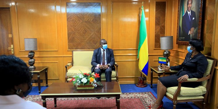 Le Vice-président d'Olam Gabriel Ntougou chez Rose Christiane Ossouka Raponda. © DR