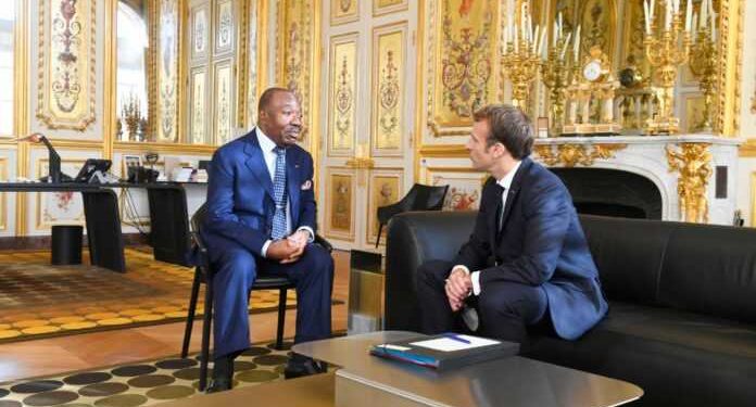 Tête-à-tête entre Emmanuel Macron et Ali Bongo Ondimba le vendredi 12 novembre 2021 au Palais de l'Elysée à Paris © DR