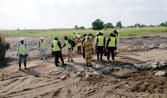 Voie de contournement de l'aéroport de Libreville: au coeur d'une journée de terrain.  © Leconfidentiel