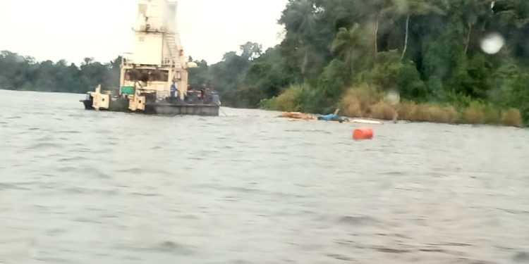 Barge échouée à Ndougou près de Gamba | Peschaud Gabon a-t-il menti ?  © Direct info.