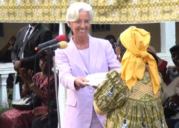 Lagarde remettant un don à un orphelinat lors d'une précédente tournée en Afrique en 2016. © DR.