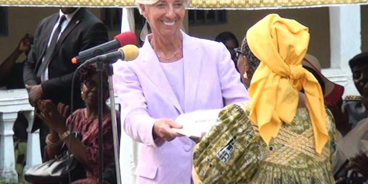 Lagarde remettant un don à un orphelinat lors d'une précédente tournée en Afrique en 2016. © DR.