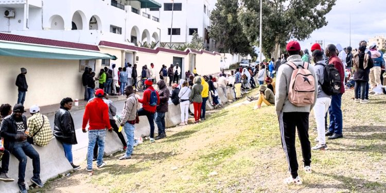 Devant l’ambassade de Côte d’Ivoire à Tunis, le 1er mars 2023. © Nicolas Fauque