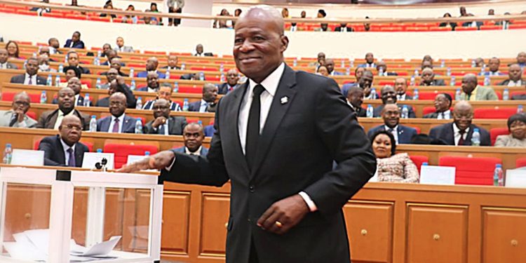 Le président de l'Assemblée nationale Faustin Boukoubi lors de la modification de la Constitution en décembre dernier. © DR.