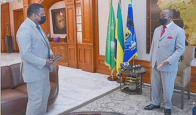 Le président de Meridiam Thierry Déau reçu par Ali Bongo Ondimba en 2021. © DR.